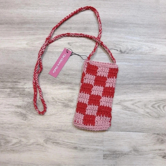 Handmade Strawberry Patch Checkered Crochet Crossbody Cellphone Holder NWT - Picture 4 of 4